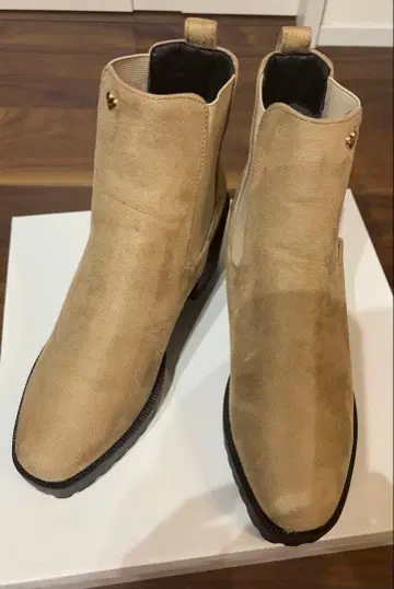 [ 새상품급 ] MIIA 베이지 스웨이드 통굽 사이드 고어 부츠