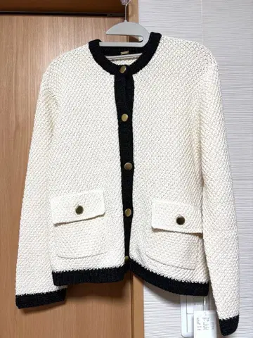 [ 새상품 택 있음 ] 미라 오웬 금장 버튼 노카라 니트 자켓