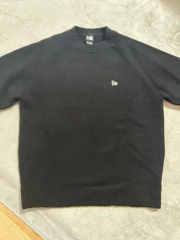 NEW ERA 블랙 니트