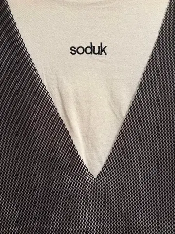 soduk 메쉬 디자인 긴팔 T셔츠