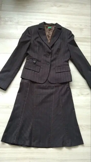 다크 브라운 스트라이프 수트