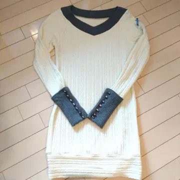 PRIDE 프라이드 아이보리와 그레이의 V넥 니트