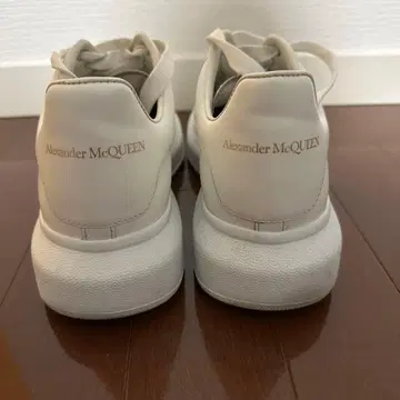 Alexander McQueen 오버사이즈 스니커즈