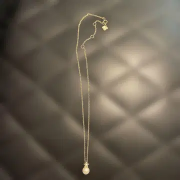 골드 별과 펄 모티브의 목걸이