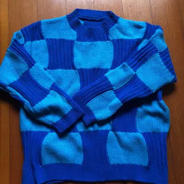 파란색과 스카이블루 체크 무늬 니트 스웨터