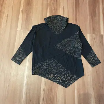 에스닉풍 아트 패턴 절개 하이넥 티셔츠 블랙