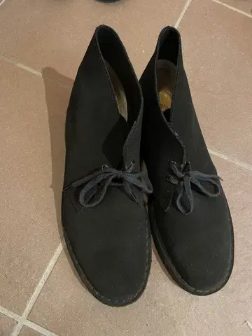 클락스 오리지널스 블랙 스웨이드 레이스업 미들컷 부츠