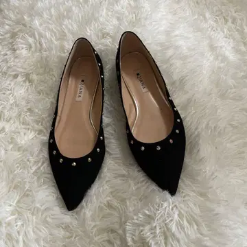 DIANA 스터드 장식 펌프스