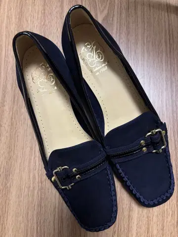 아카쿠라 네이비 스웨이드 버클 플랫 펌프스