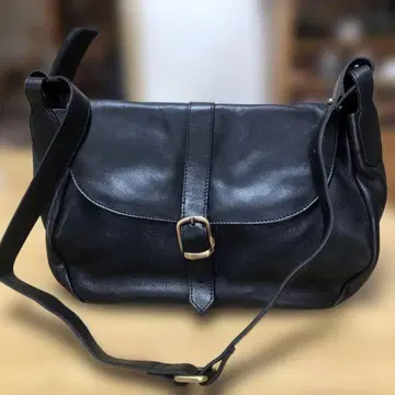 블랙 가죽 숄더백 플랩 부착