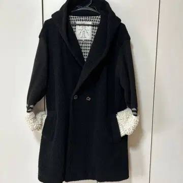 피코네 후드 부착 울 코트