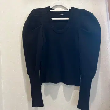 Bibiy. 퍼프 슬리브 블랙 니트