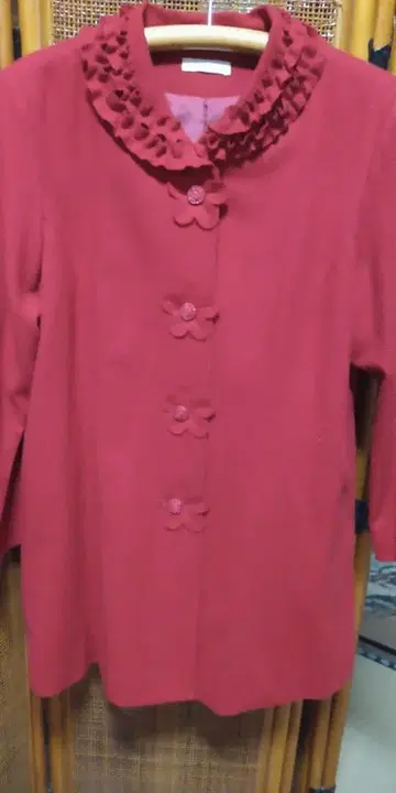 프릴 달린 옷깃 빨간색 롱 자켓