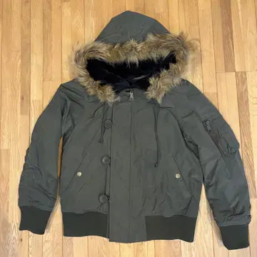 퍼 달린 올리브 그린 밀리터리 자켓