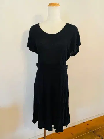 블랙 반팔 무릎 기장 원피스 허리 벨트 포함