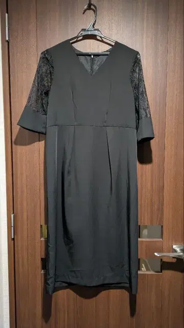 블랙 반팔 무릎 기장 원피스 VIS