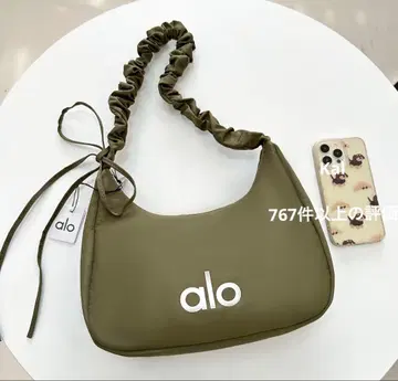 Alo Yoga Ruched Corduroy 크레센트 숄더백