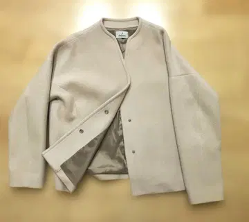 울 100% 드롭 숄더 노카라 숏 기장 코트