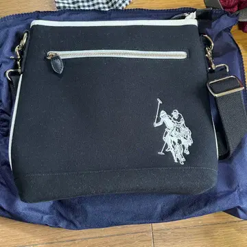 블랙 캔버스 숄더백