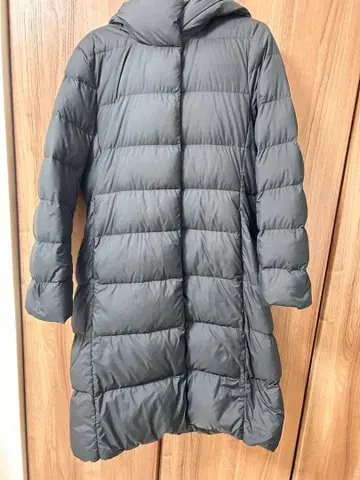 다크 그레이 후드 부착 롱 다운 자켓