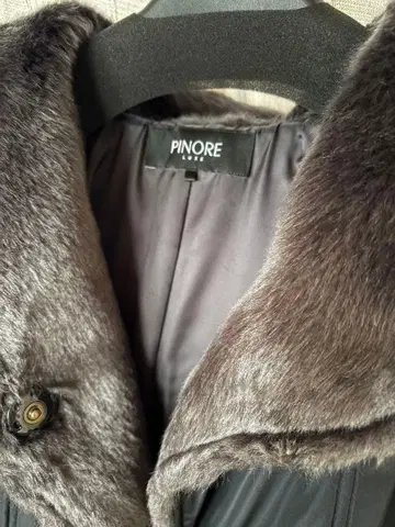PINORE LUXE (피노레 럭스) 퍼 달린 롱 코트 40