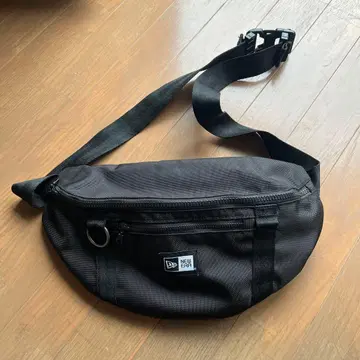 NEW ERA 바디백 블랙