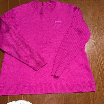 지방시 핑크 하이넥 스웨터 자수 로고