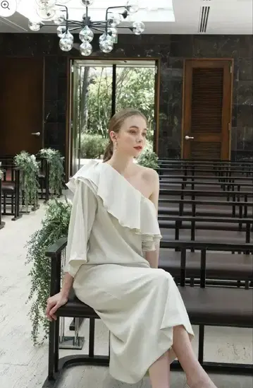 Acka. [ frill shoulder lady dress ]