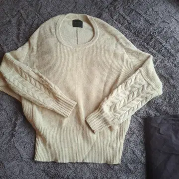 Rosso 크림색 오버 사이즈 니트