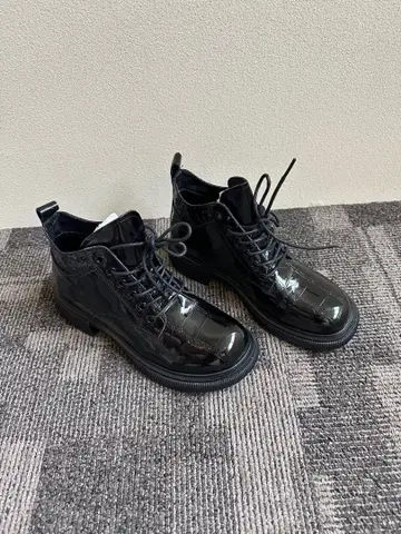 블랙 광택 부츠 레이스업