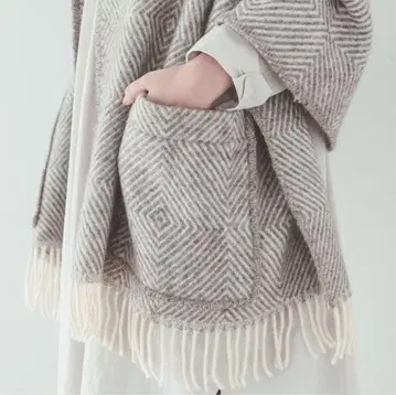 LAPUAN KANKURIT / 라푸안 칸크리 포켓 부착 숄