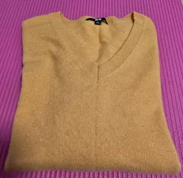 유니클로 캐시미어 V넥 스웨터 겨자색