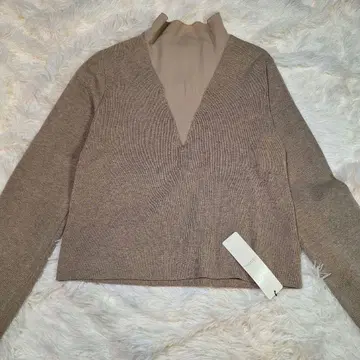 새상품 미사용 코코딜 베이지 V넥 이소재 니트 긴팔
