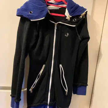 블랙과 파랑의 풀 집업 후드티