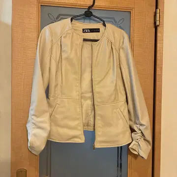 ZARA 크림색 가죽 자켓 S 사이즈