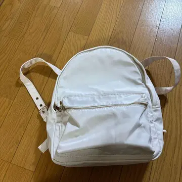 화이트 라운드형 백팩