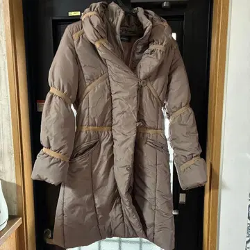 demain 후드 부착 베이지 다운 자켓