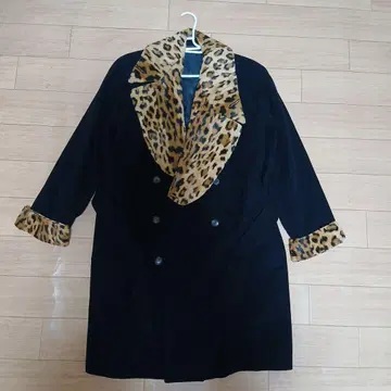 레오파드 옷깃의 블랙 롱 코트