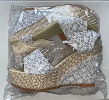 미개봉 새상품 택 포함 웨지 샌들 (화이트 & 실버/베이지)