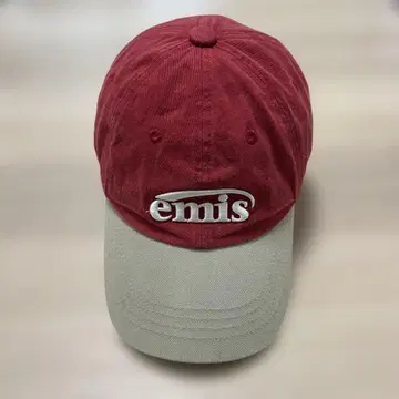 emis 빨간색과 베이지색 캡