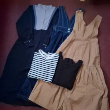 베이지 플레어 드레스와 네이비 오버롤