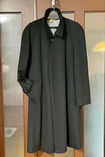 클래식한 블랙 캐시미어 100% LONNER 코트