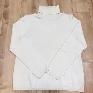 CASSANDRE 카산드레 아이보리 터틀넥 긴팔 스웨터