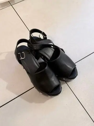 AZUL by moussy 블랙 가죽 스터드 오픈토 샌들