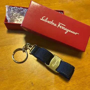 페라가모 리본 키링 새상품급