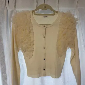 숄더 튤 프릴 아이보리 긴팔 가디건 fray id