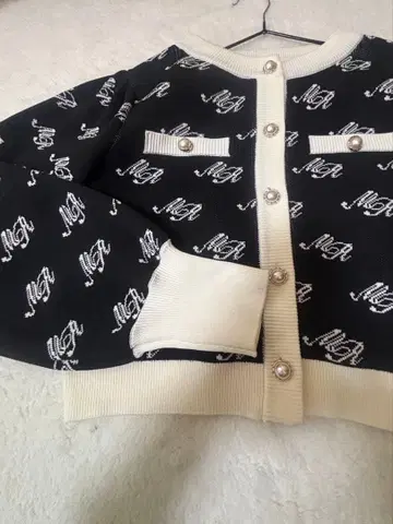 로고 패턴 가디건 블랙과 화이트