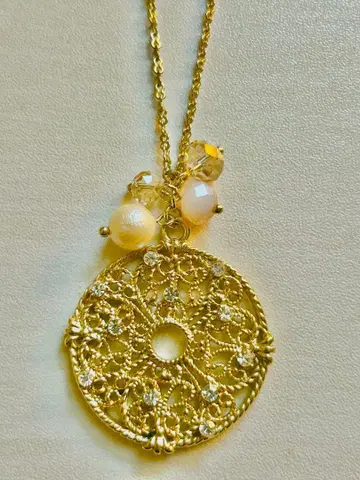 장식적인 골드 컬러 목걸이