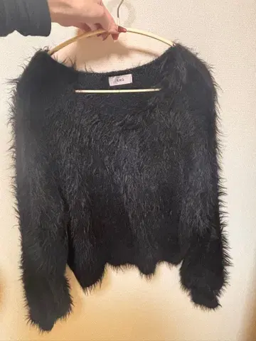 퍼 소재 블랙 긴팔 스웨터