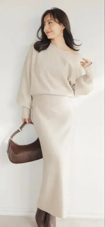 어뉴언스 라쿤 혼방 아지메 넥 니트 셋업 버건디